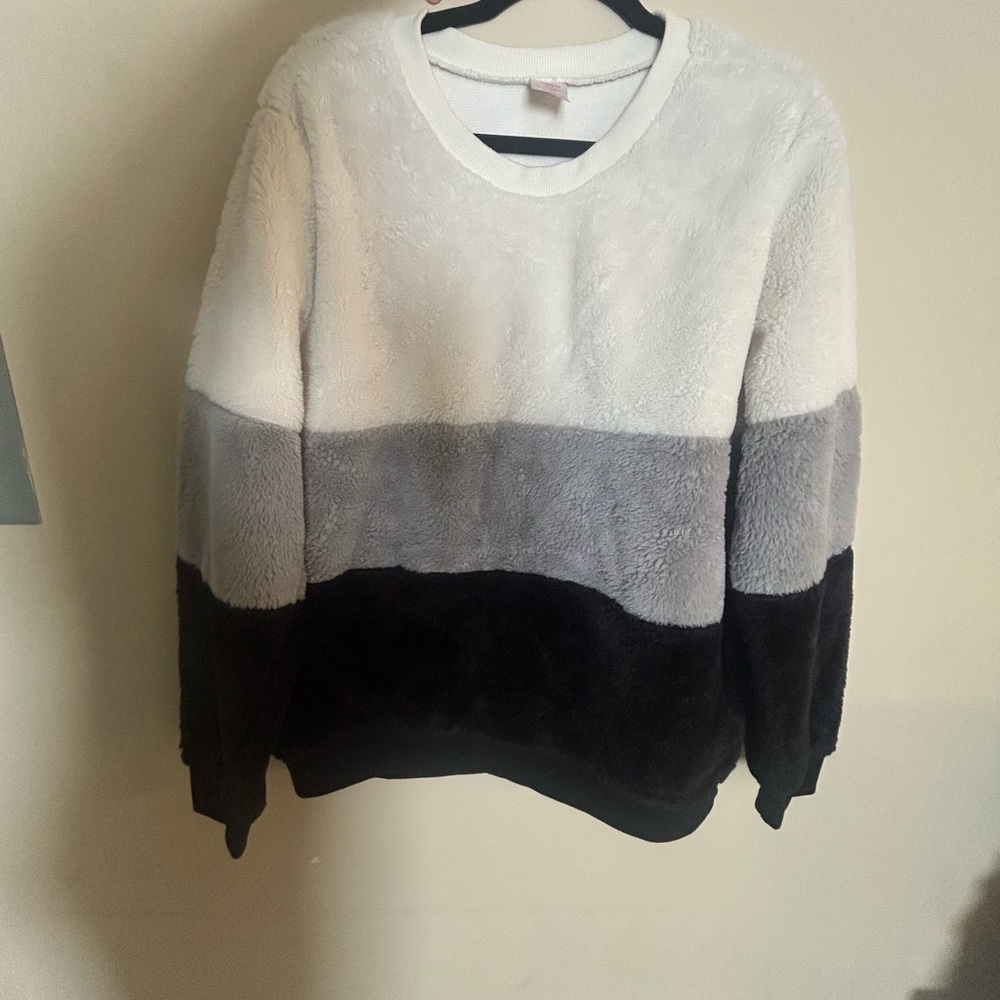 soft fuzzy crewneck. XxxLarge. Black, white and gray. No Boundaries brand